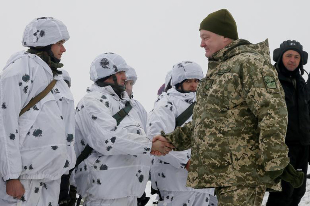 Tổng thống Ukraine Petro Poroshenko bắt tay với các binh sĩ khi ông kiểm tra các cuộc tập trận quân sự tại trung tâm huấn luyện của Lực lượng mặt đất Ukraine