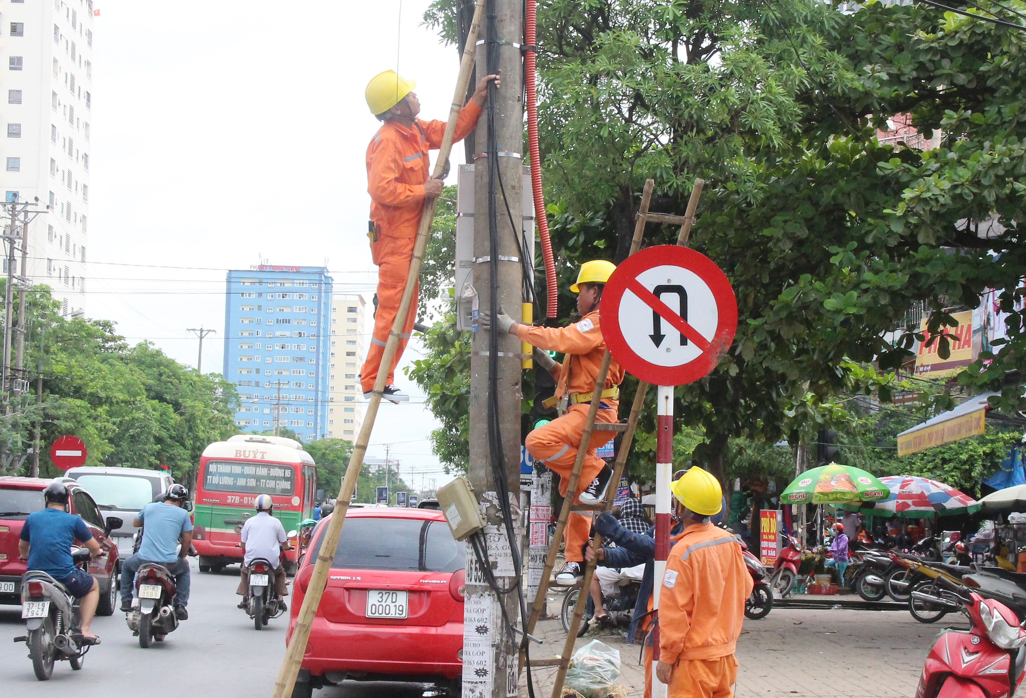 Hạ tầng lưới điện là một trong vấn đề được cử tri quan tâm kiến nghị nhiều. Ảnh: Minh Chi