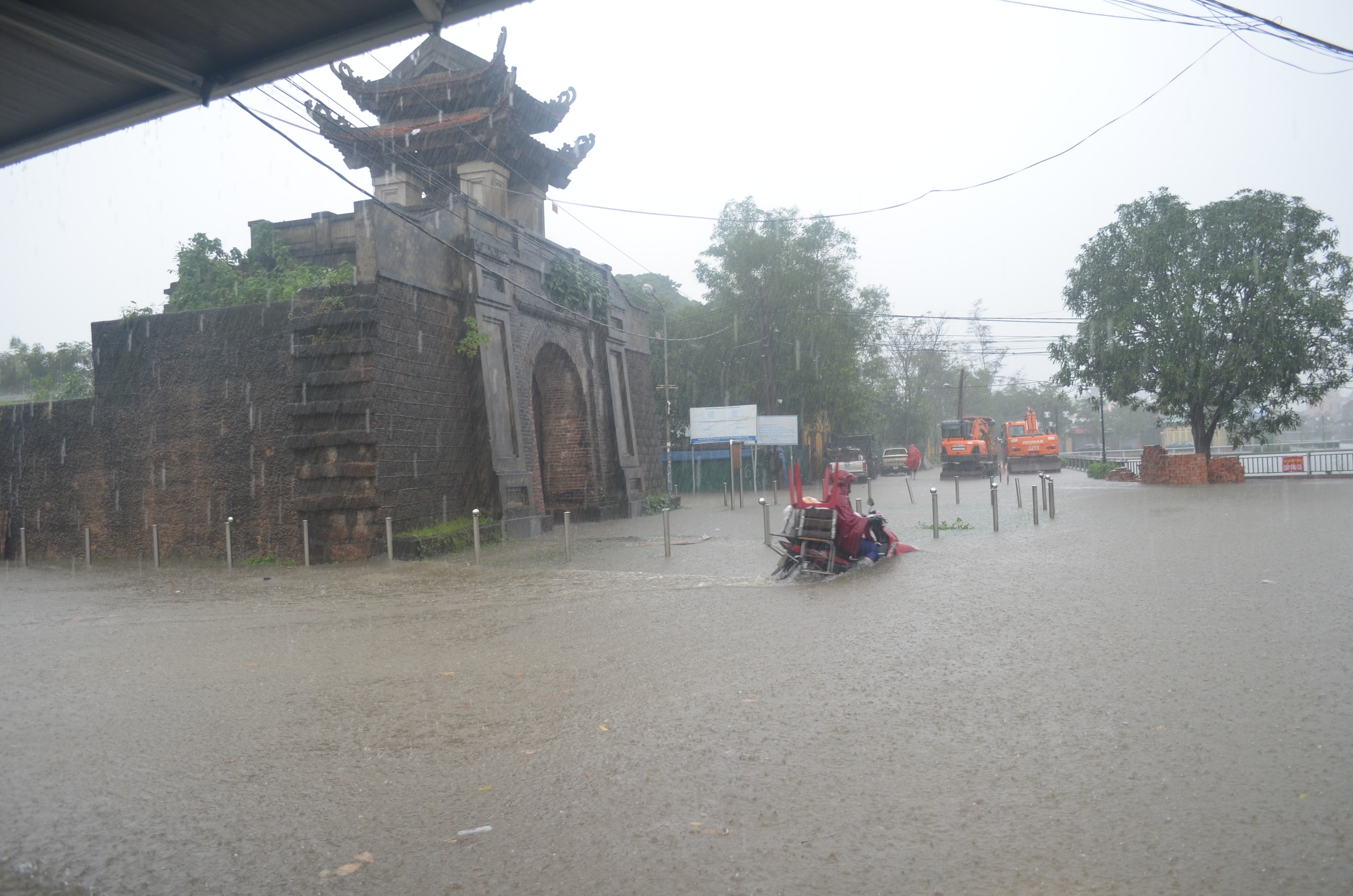 Thành cổ Vinh giữa mênh mông biển nước. Ảnh: Nhật Lân