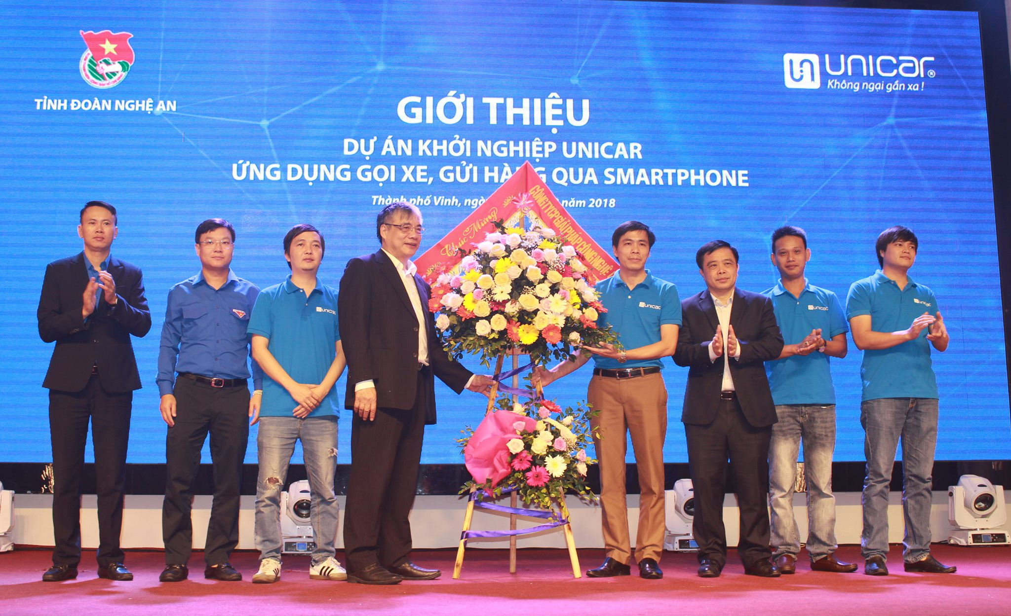 Lãnh đạo tỉnh Nghệ An tặng hoa chúc mừng dự án khởi nghiệp Unicar. Ảnh: Phương Thúy