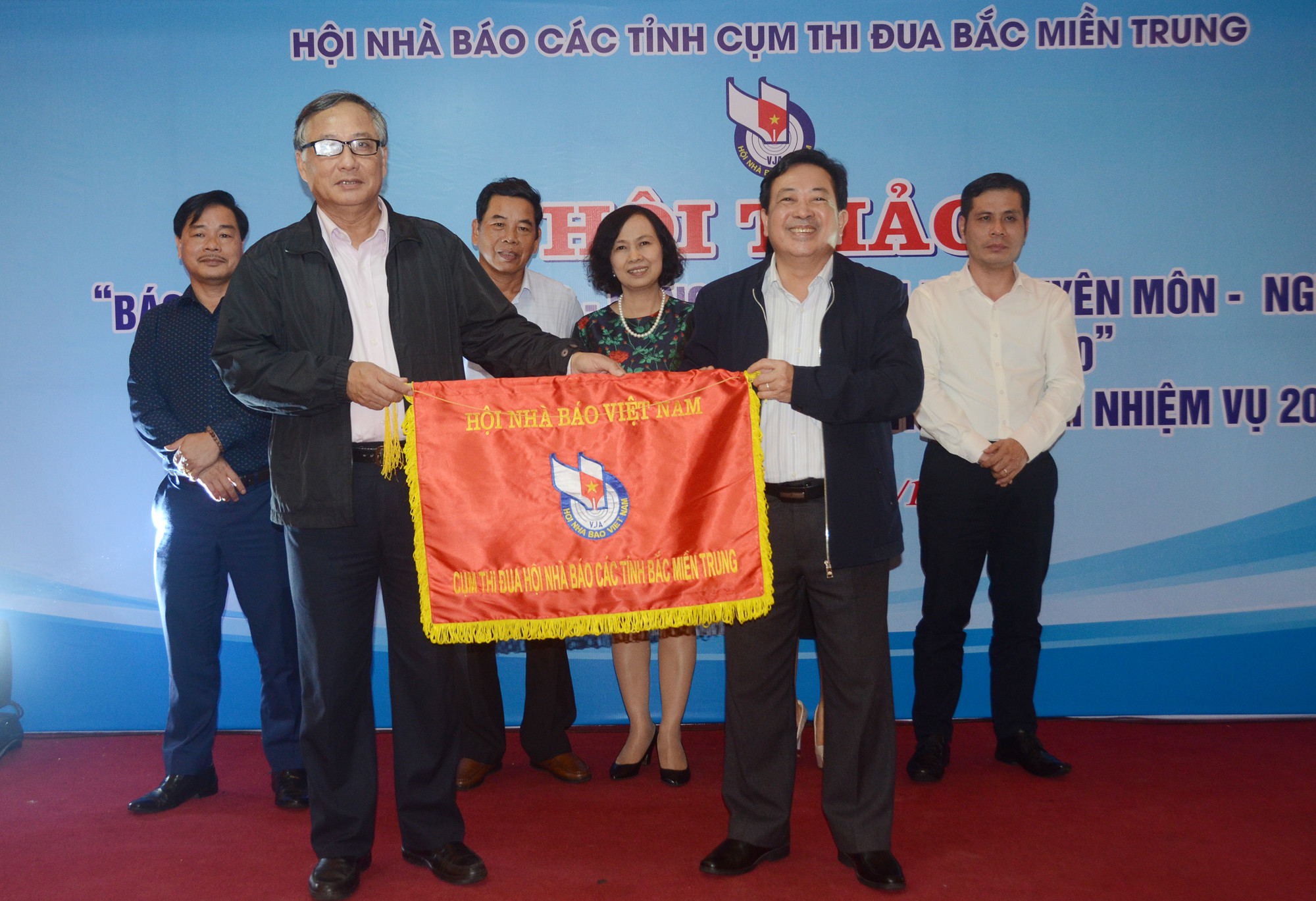 Trao cờ cụm trưởng thi đua năm 2019 cho Hội Nhà báo tỉnh Thừa Thiên Huế. Ảnh: Thành Chung