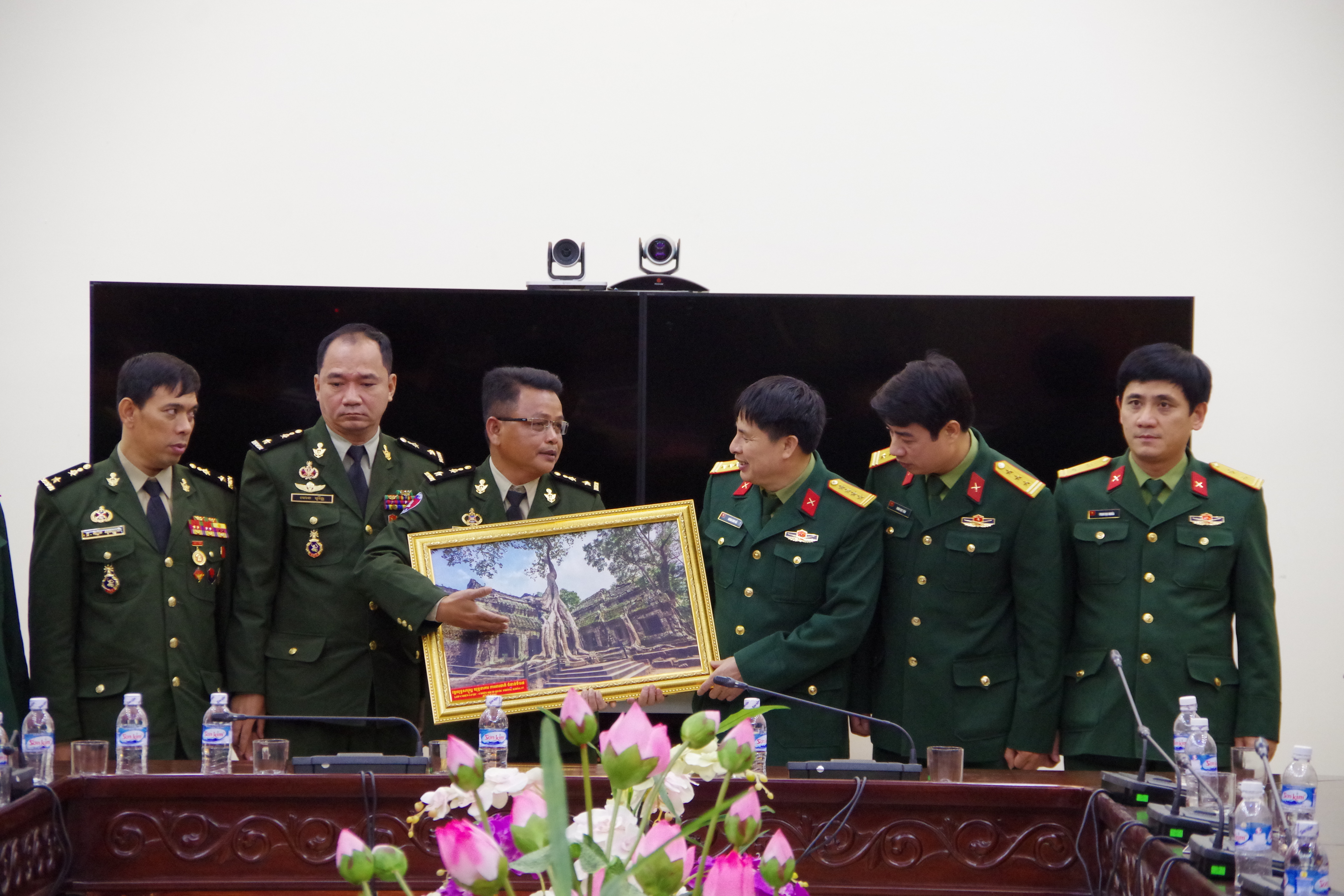 Thiếu Tướng Chan vuthy thay mặt học viên lớp học trao quà cho Bộ CHQS Tỉnh. Ảnh: Hoàng Anh