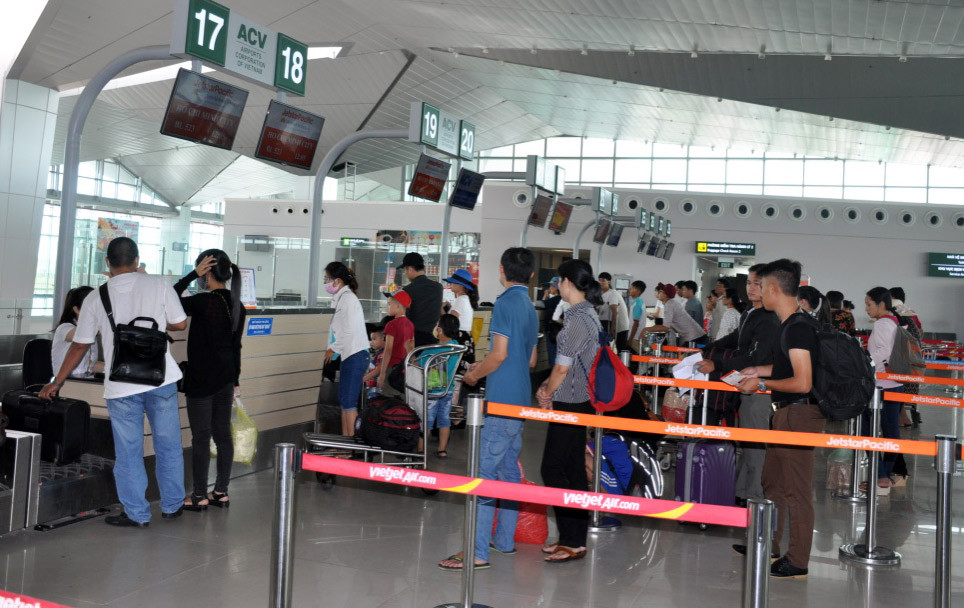 Hành khách chờ làm thủ tục tại Cảng hàng không quốc tế Vinh. Ảnh Thu Huyền