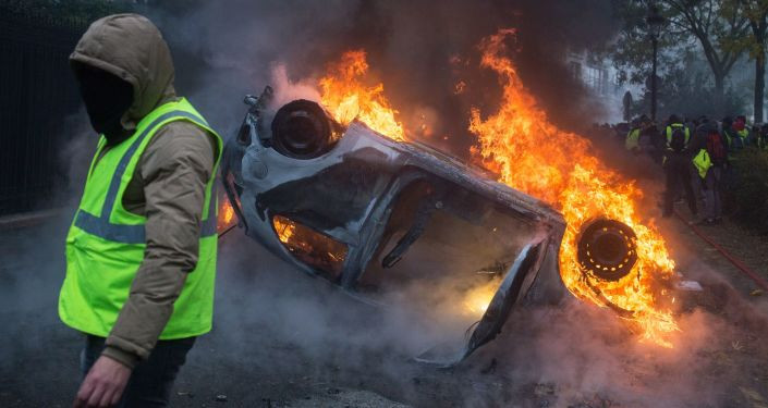 Chiếc xe bị đốt cháy trong phong trào biểu tình phản đối áo ghi lê vàng ở Paris