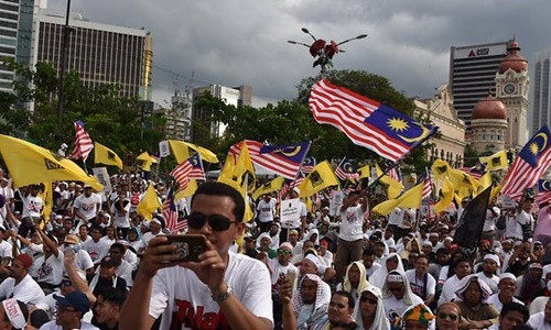 Người dân tham gia tuần hành tại thủ đô Kuala Lumper để cảm ơn chính phủ Malaysia. Ảnh: Channel News Asia.