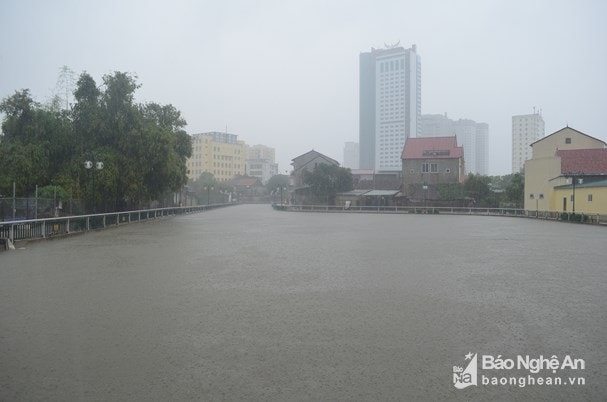 Hào thành cổ Vinh (Nghệ An) trắng băng giữa những trận mưa lớn ngày 8/12. Ảnh tư liệu: Nhật Lân