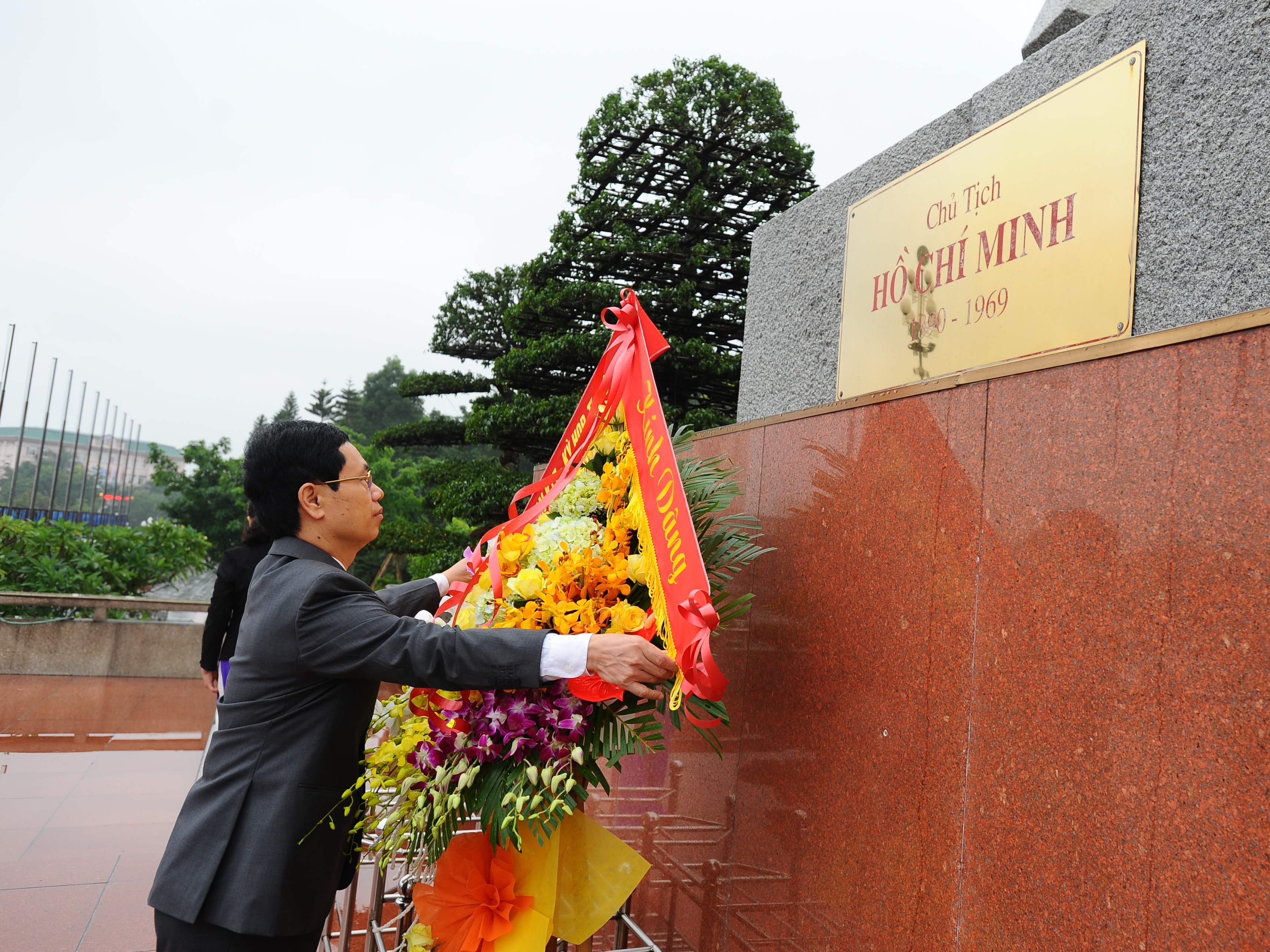 Đồng chí Nguyễn Xuân Sơn - Phó Bí thư Thường trực Tỉnh ủy, Chủ tịch HĐND tỉnh dâng lẵng hoa tươi lên anh linh Chủ tịch Hồ Chí Minh. Ảnh: Thành Cường