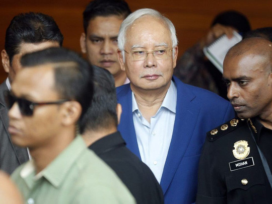 Malaysia bắt cựu Thủ tướng Najib Razak, đưa ra tòa chóng vánh - Ảnh 1.