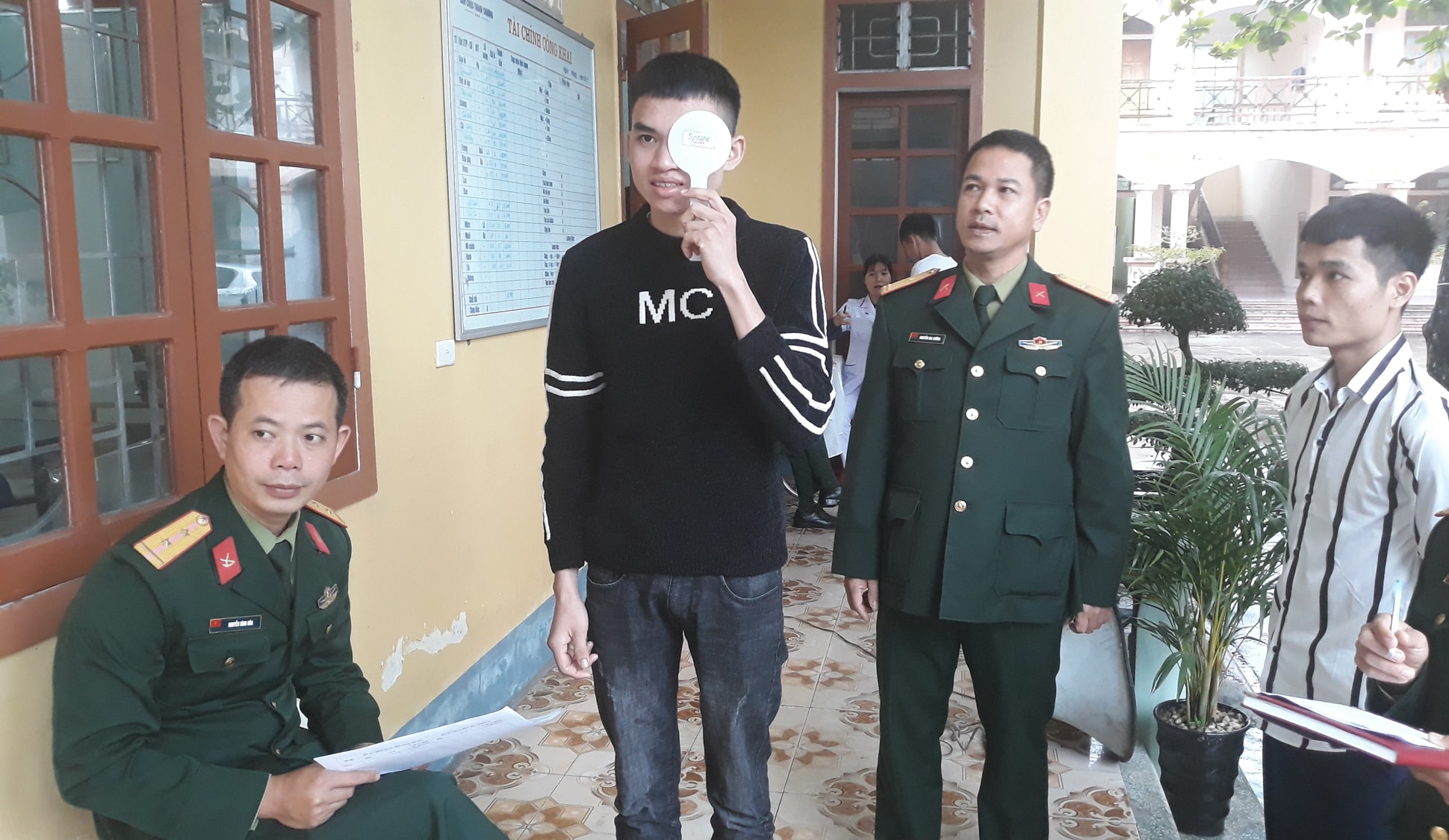 Các thanh niên đang thực hiện quy trình khám tuyển. Ảnh: Văn Lý