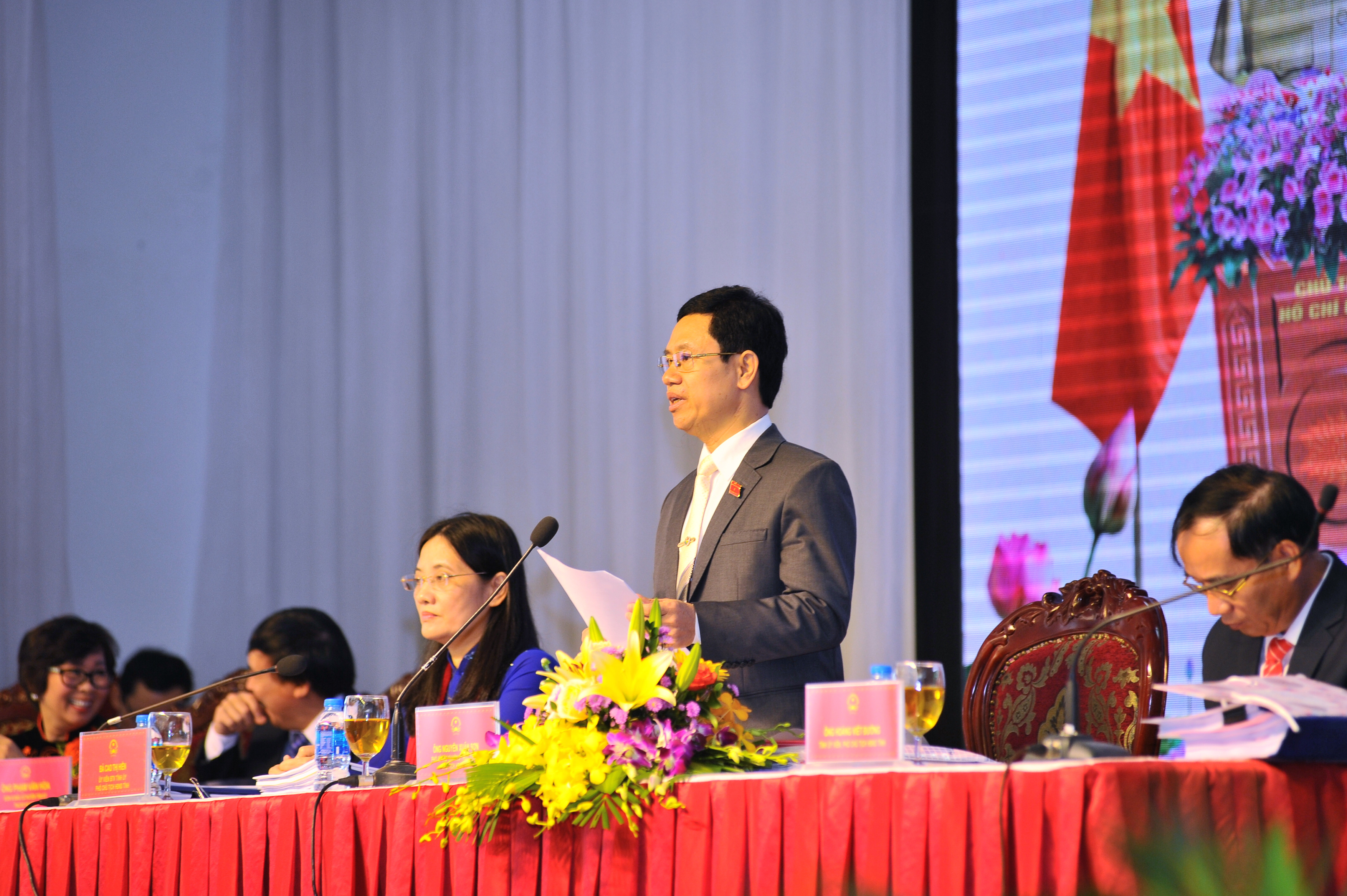 Chủ tịch HĐND tỉnh Nguyễn Xuân Sơn giải trình một số kiến nghị, phản ánh của cử tri. Ảnh: Mai Hoa