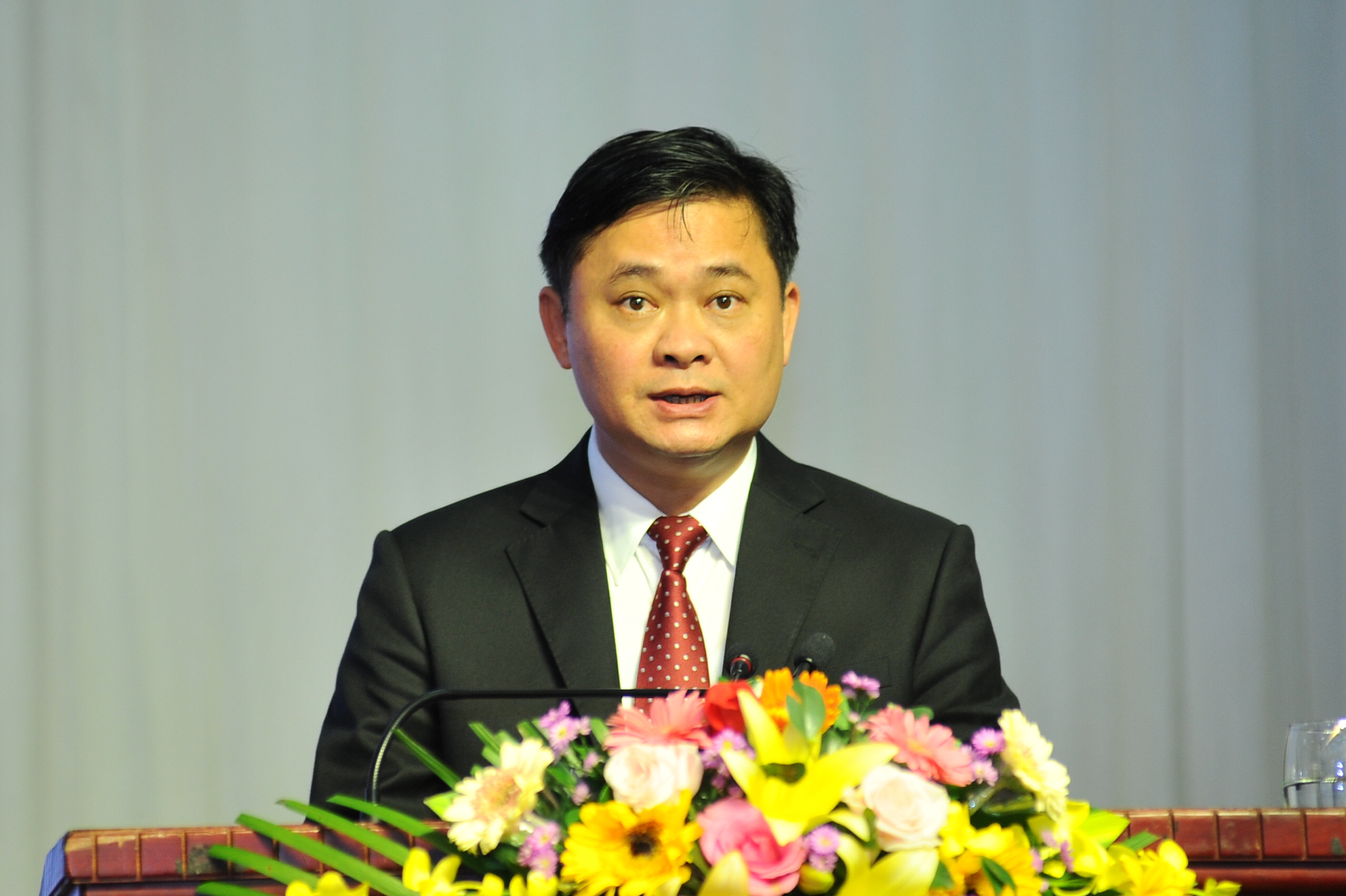 Chủ tịch UBND tỉnh Thái Thanh Quý đọc tờ trình về việc bầu bổ sung Ủy viên UBND tỉnh, nhiệm kỳ 2016 - 2021. Ảnh: Thành Cường
