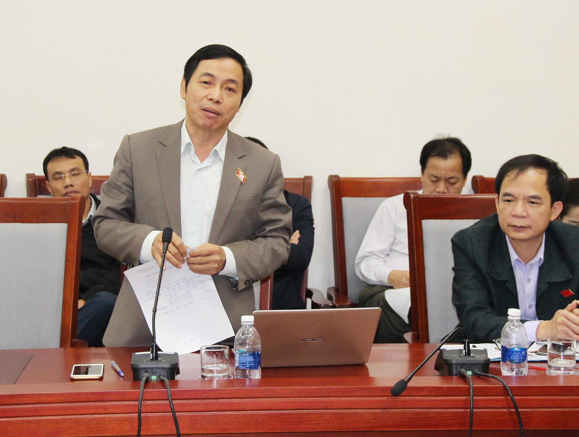 Đại biểu Lê Đình Lý thừa nhận công tác cải cách thủ tục hành chính đang là khâu yếu. Ảnh: Mai Hoa
