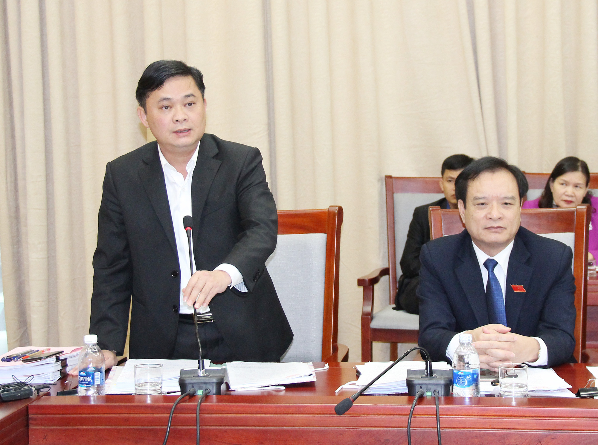 Chủ tịch UBND tỉnh Thái Thanh Quý giải trình một số ý kiến tại phiên thảo luận tổ. Ảnh: Mai Hoa