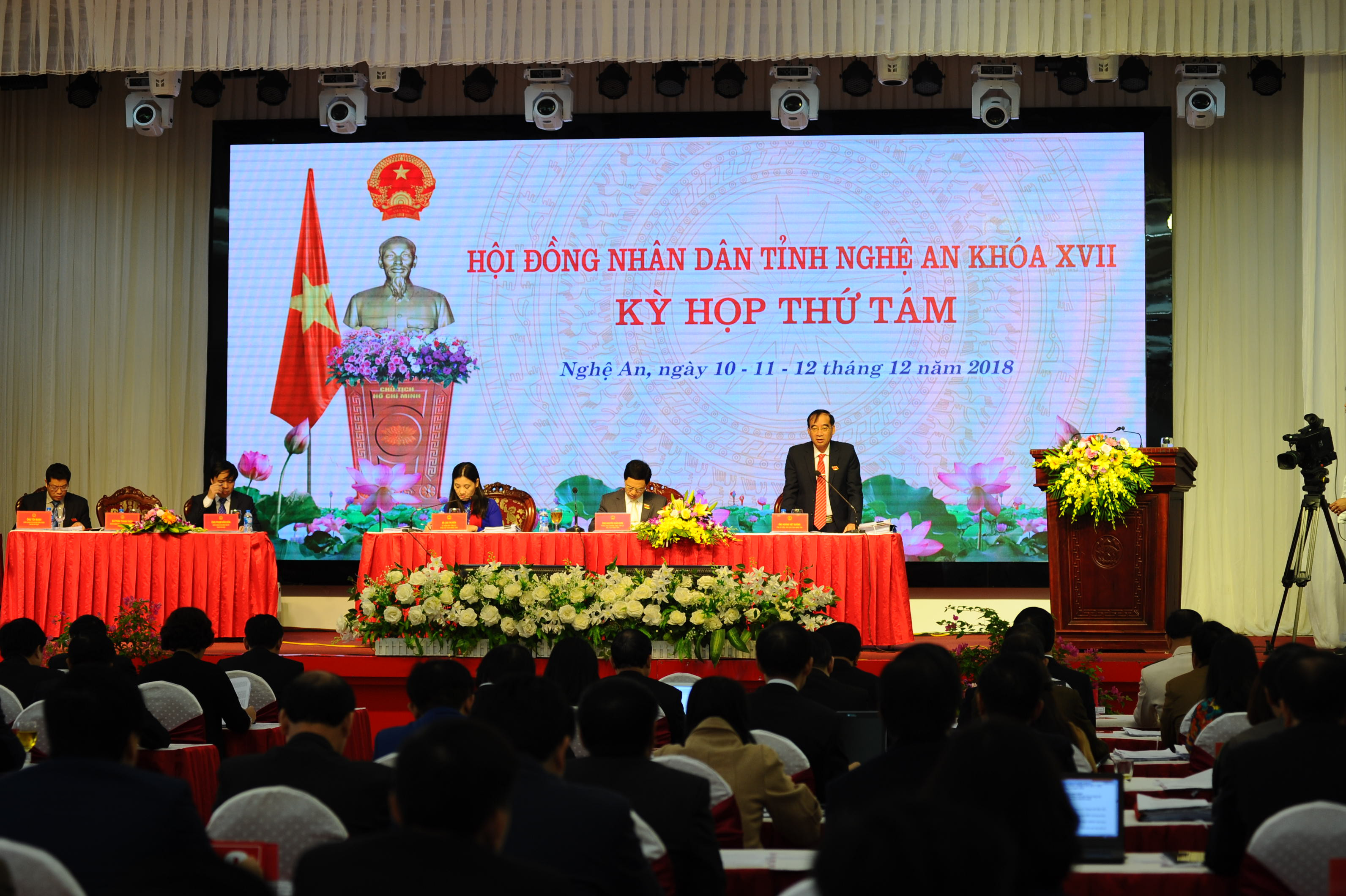 Phó Chủ tịch HĐND tỉnh Hoàng Viết Đường  phát biểu tại cuộc họp. Ảnh: Mai Hoa