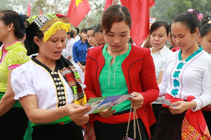 Phụ nữ huyện Quỳ Hợp tìm hiểu về chính sách dân số. Ảnh: tư liệu