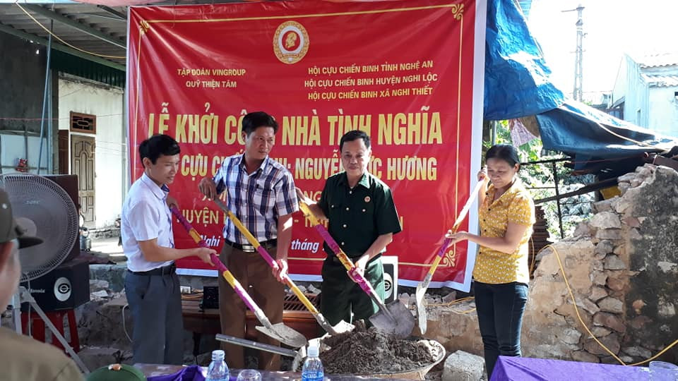Khởi công xây dựng nhà tình nghĩa cho CCB Nguyễn Đức Hương ở xóm Bắn xã Nghi Thiết. Nghi Lộc. Ảnh: Thu Hiền