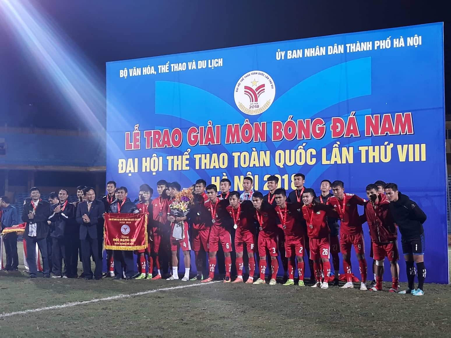 Lãnh đạo Sở VHTT và Lãnh đạo Công ty CP Bóng đá Sông Lam chúc mừng và trao thưởng cho đội Bóng đá Nghệ An giành HCB