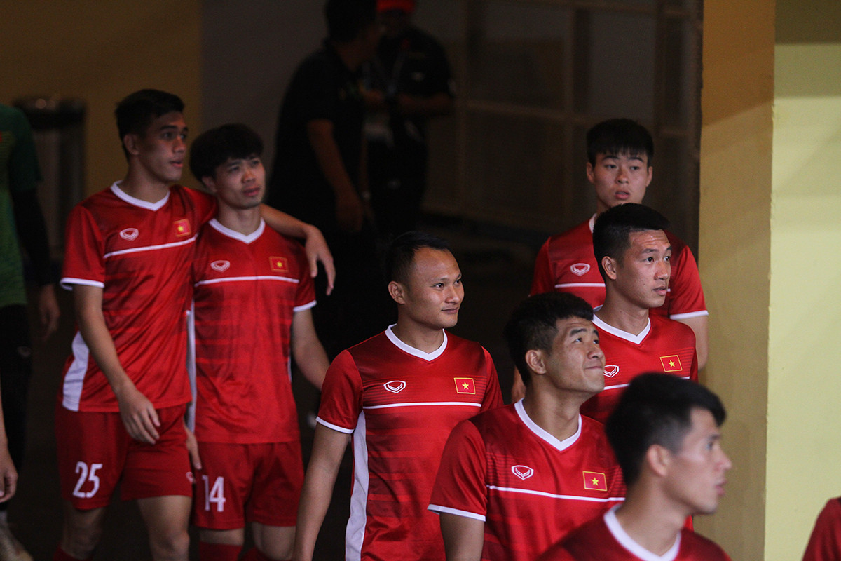Các cầu thủ Việt Nam bước ra sân Bukit Zalil với sự ngỡ ngàng, đặc biệt là những cầu thủ U23 Việt Nam như Hà Đức Chinh, Phan Văn Đức. Ảnh: Trung Kiên