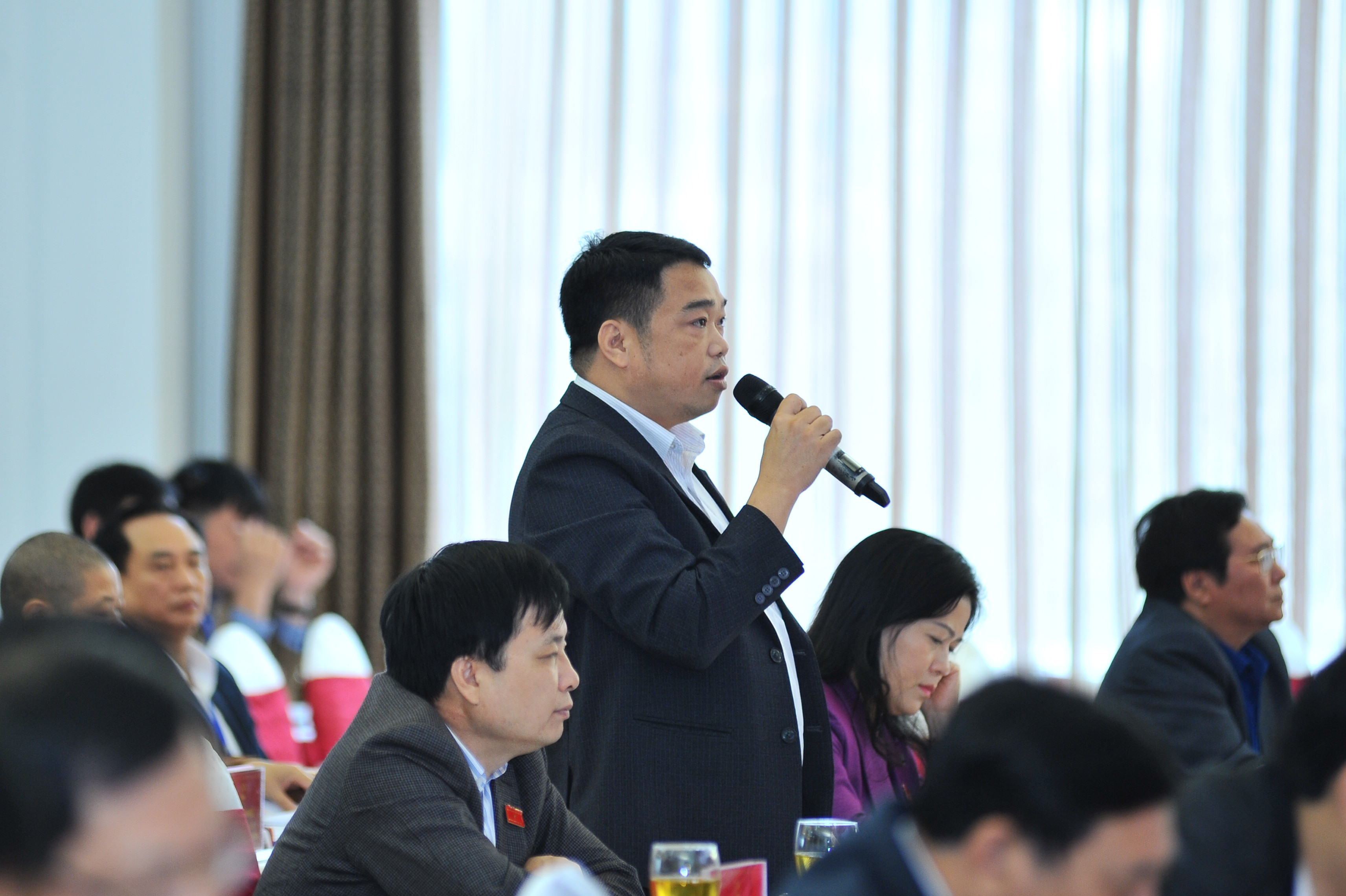 Đại biểu Hoàng Nghĩa Hùng (huyện Nam Đàn) thảo luận về chất lượng nông thôn mới. Ảnh: Thành Cường