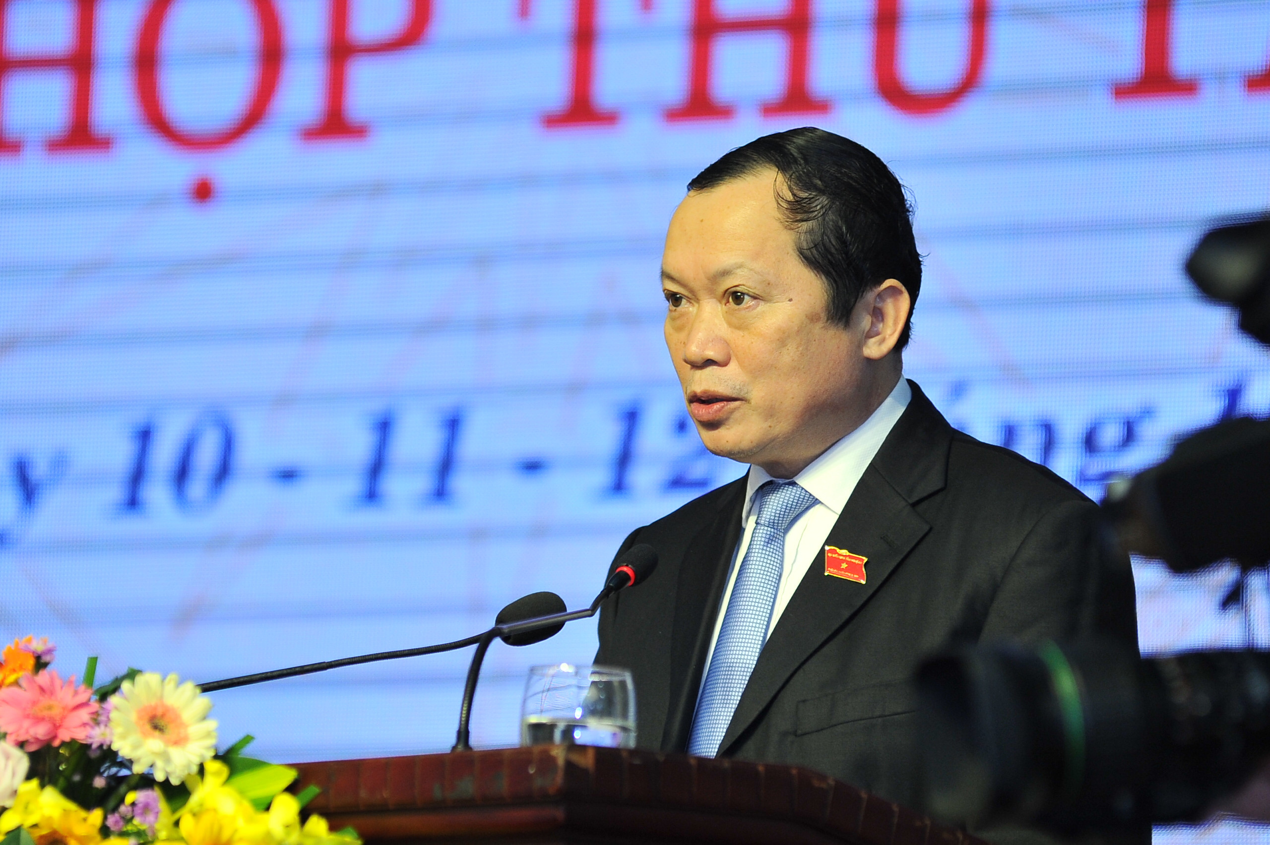 Trưởng ban Dân tộc tỉnh Lương Thanh Hải trả lời chất vấn về chính sách dân tộc. Ảnh: Thành Cường