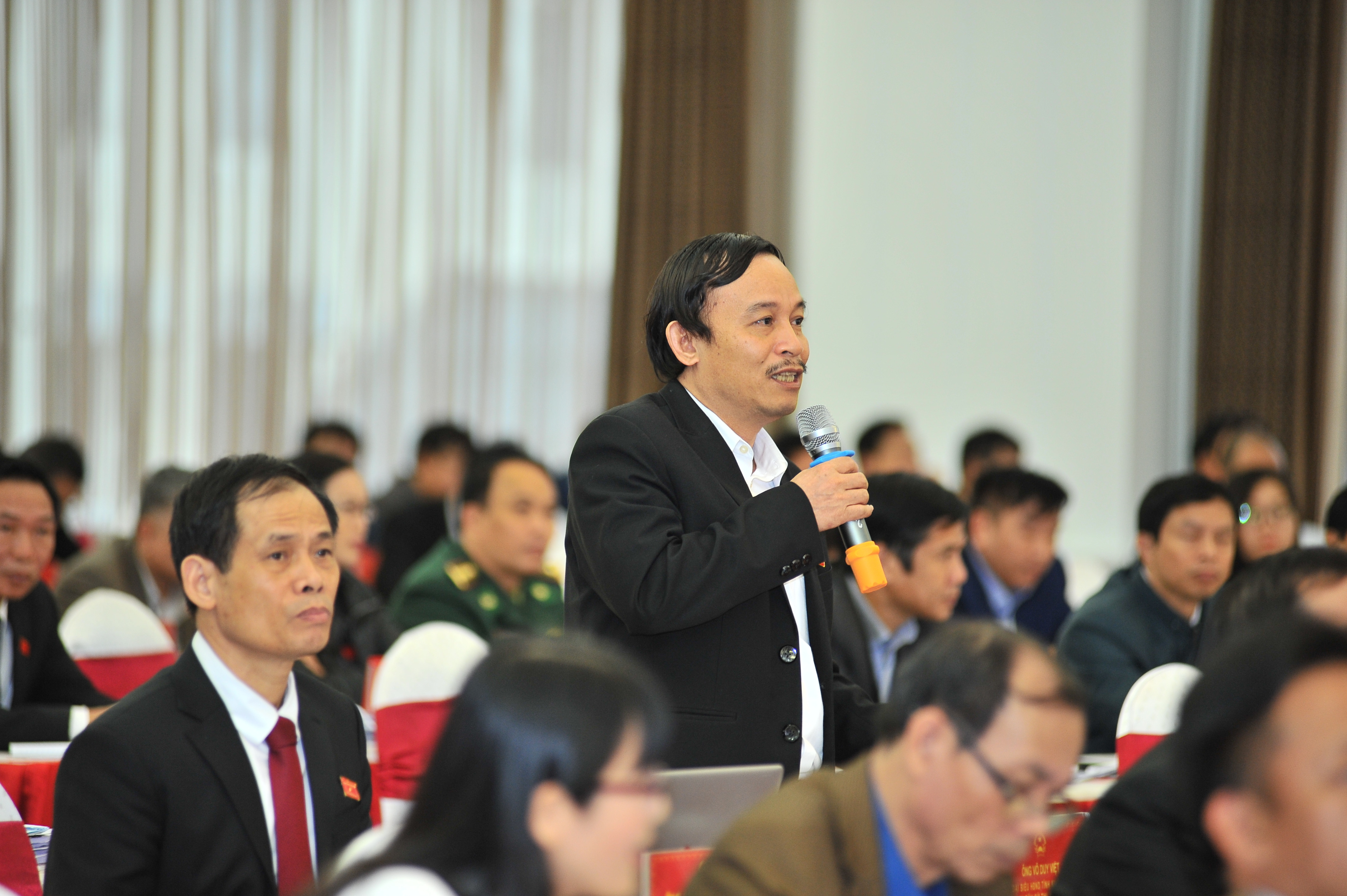 Giám đốc Sở Tài nguyên - Môi trường Võ Duy Việt trả lời ý kiến chất vấn của đại biểu về cấp đất định giá cho người có công. Ảnh: Thành Cường