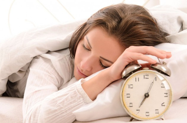 Ngủ nướng sẽ ảnh hưởng đến giờ giấc và chế độ sinh hoạt trong ngày khiến cho đồng hồ sinh học của cơ thể bị rối loạn. Hơn nữa, những người có thói quen ngủ nướng còn có nguy cơ mắc bệnh tiểu đường, bệnh tim, lười vận động, trí nhớ giảm sút và trầm cảm.