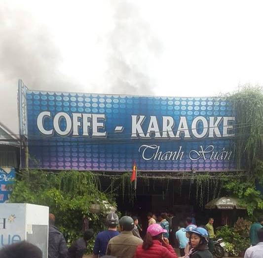 Cột khói đen bốc cao từ quán karaoke khiến nhiều người dân lo lắng. Ảnh: P.V