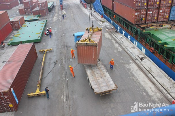 Xếp dỡ hàng container ở Cảng Cửa Lò. Ảnh tư liệu
