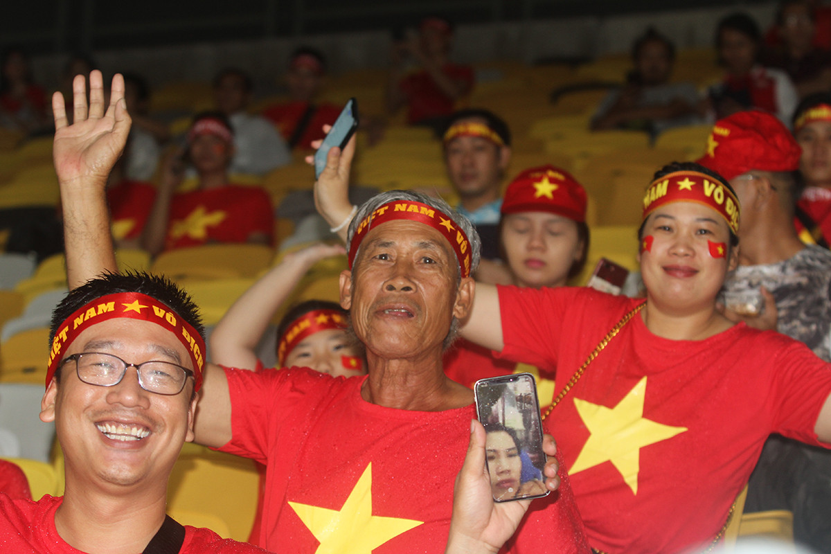 Lúc 16h30 giờ địa phượng, BTC sân mới mở của cho CĐV Việt Nam vào sân. Đây là những CĐV Việt Nam có mặt tại SVĐ Bukit Zalil sớm nhất. Ảnh: Trung Kiên