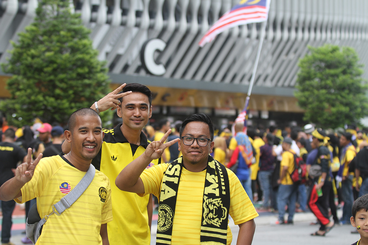 Gần 5 tiếng trước giờ bóng lăn, CĐV Malaysia đã xếp hàng ngay ngắn để vào sân Bukit Jalil, không hề có tình trạng chen lấn xô đẩy. Ảnh: Trung Kiên