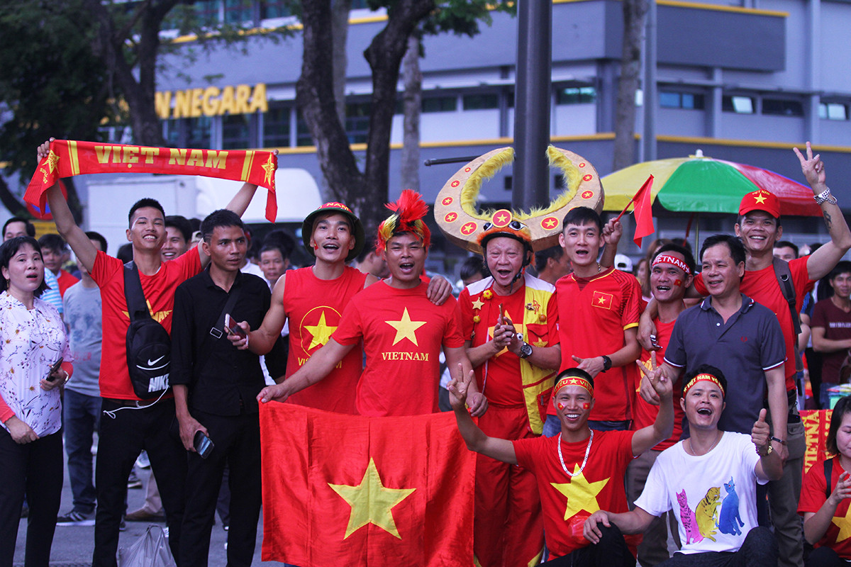 Hàng nghìn cổ động viên cả hai đội Việt Nam và Malaysia đã có mặt tại sân Bukit Jalil. Riêng CĐV Việt Nam ở Gate E (cổng vào E) hiện có khoảng 100 người. Ảnh: Trung Kiên