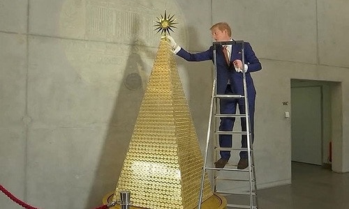 Cây thông được làm từ hơn 2.000 đồng xu bằng vàng, cao 3 mét. Ảnh: Reuters