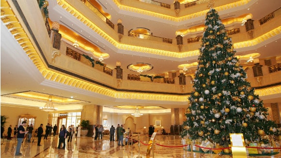 Giáng sinh 2016, khách sạn xa xỉ Emirates Palace tại Abu Dhabi hotel (Các tiểu vương quốc Ả Rập Thống nhất), ra mắt cây thông được cho là đắt nhất thế giới, trị giá hơn 11 triệu USD. Ảnh: Guinness World Records