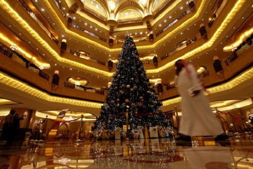 Cây thông Noel cao 13m, được trang trí với 181 viên kim cương, ngọc trai, ngọc lục bảo, ngọc bích và các loại đá quý khác. Ảnh: Getty Images