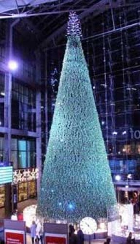 Cây thông Noel gắn đèn LED và pha lê ở Hong Kong trị giá 1 triệu USD. Ảnh: Mostluxuriouslist