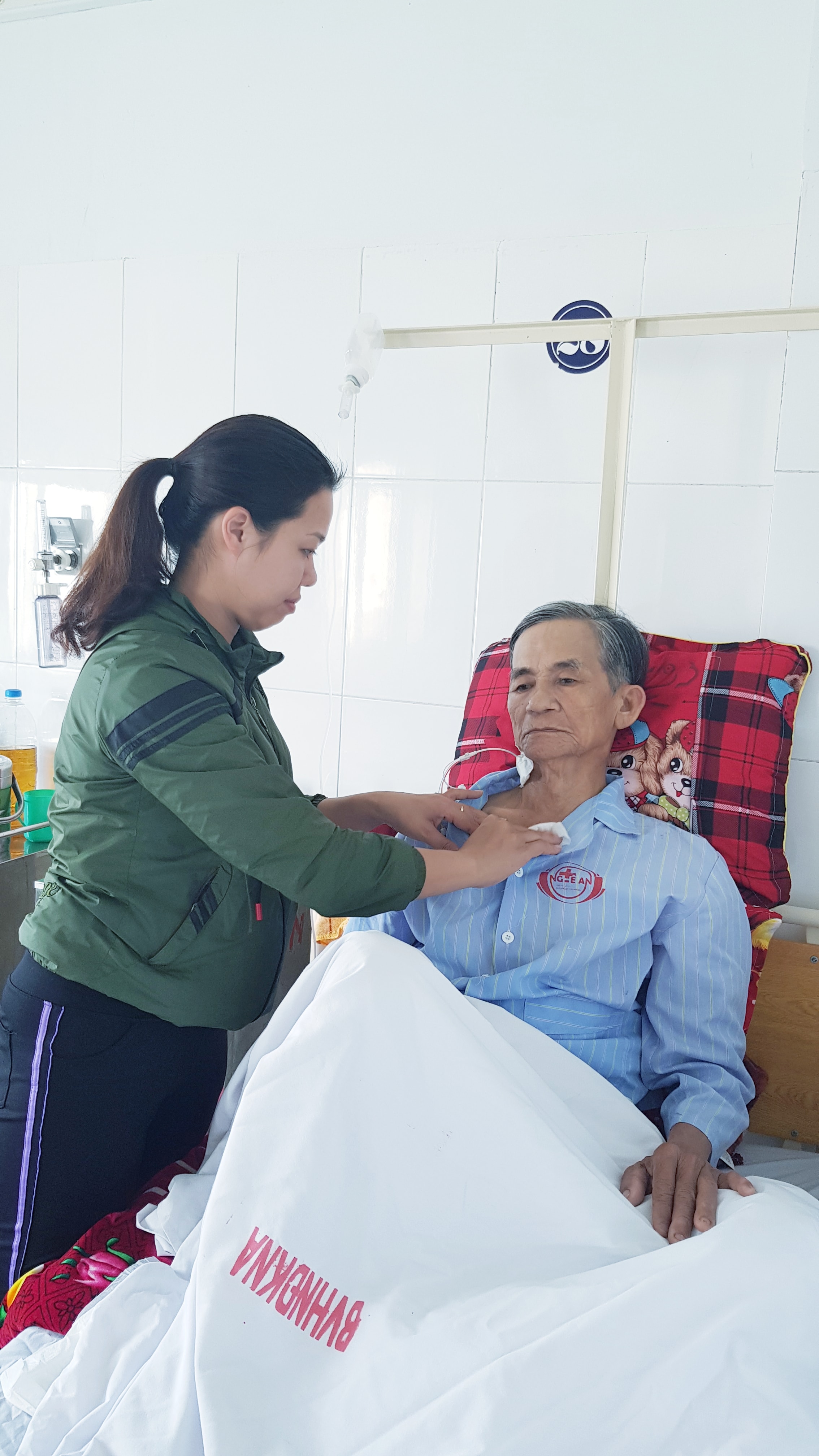 Sau 10 ngày hồi sức hậu phẫu, bệnh nhân đã tỉnh, sức khỏe khả quan. Ảnh: Hoàng Yến