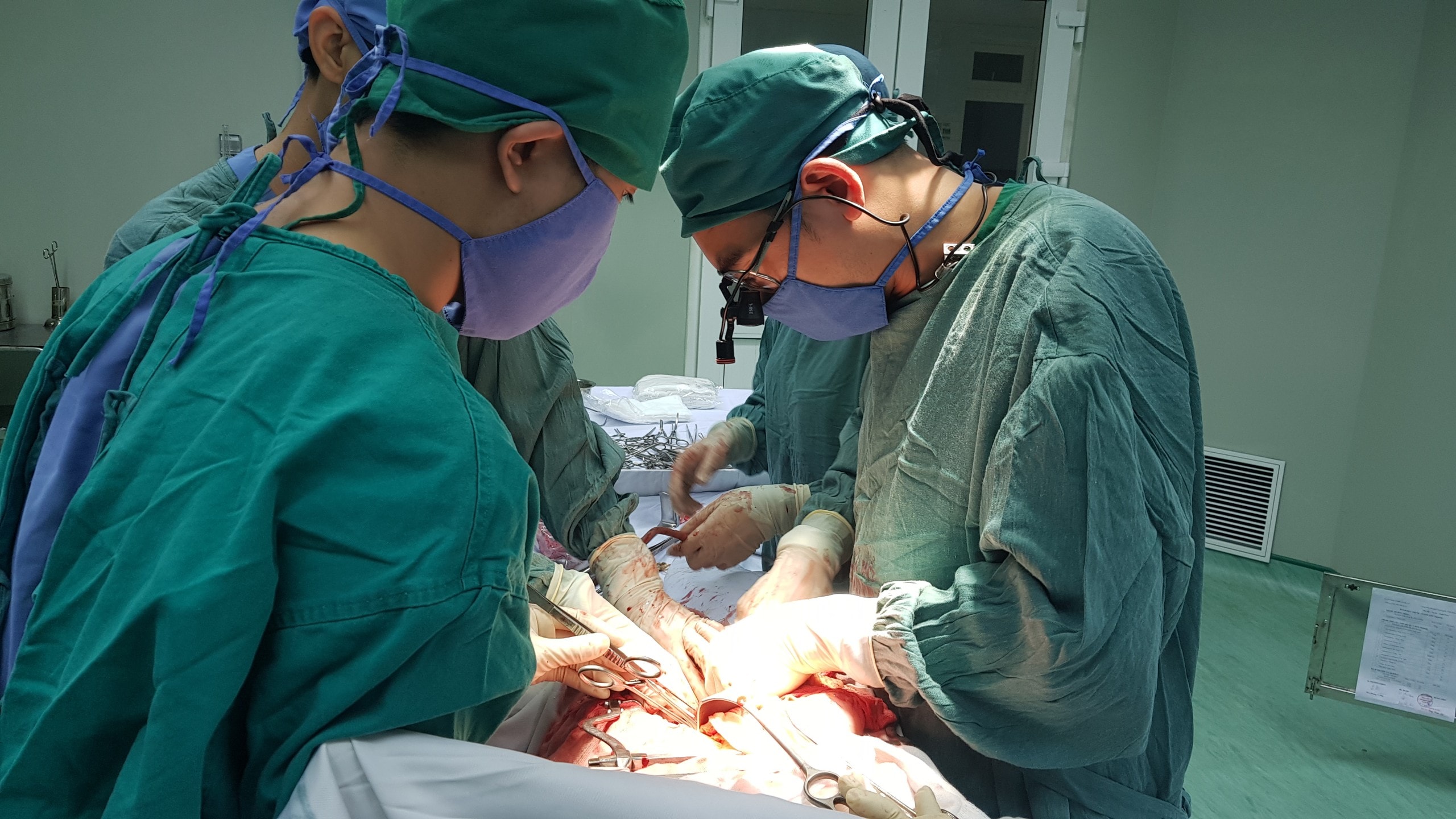 Ca phẫu thuật được tiến hành khẩn cấp. Ảnh: Hoàng Yến