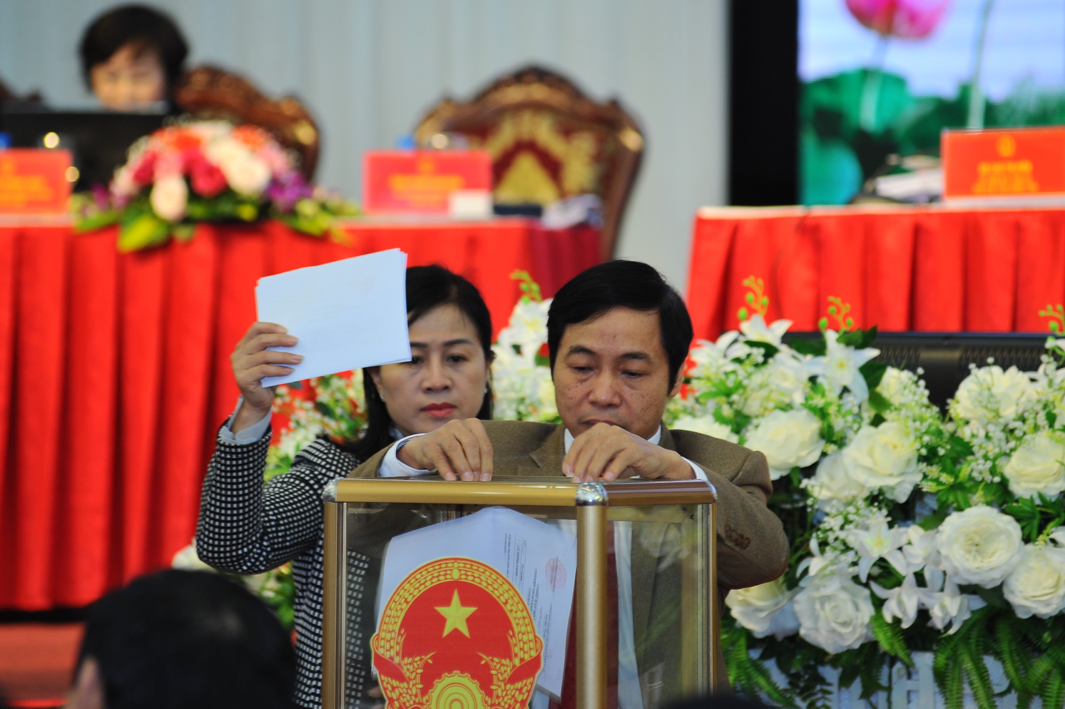 Các đại biểu HĐND tỉnh bỏ phiếu bầu bổ sung chức danh Phó Chủ tịch UBND tỉnh, nhiệm kỳ 2016 - 2021. Ảnh: Thành Cường