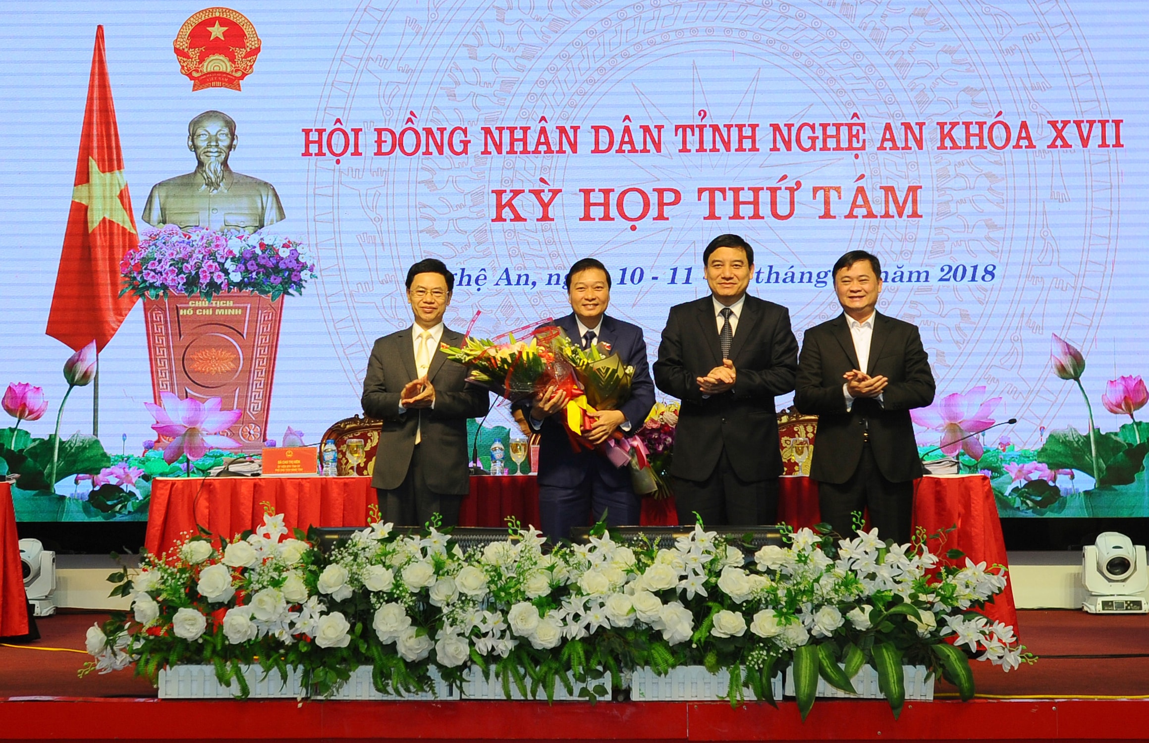 Các đồng chí Thường trực Tỉnh ủy tặng hoa chúc mừng Phó Chủ tịch UBND tỉnh Lê Hồng Vinh. Ảnh: Thành Cường