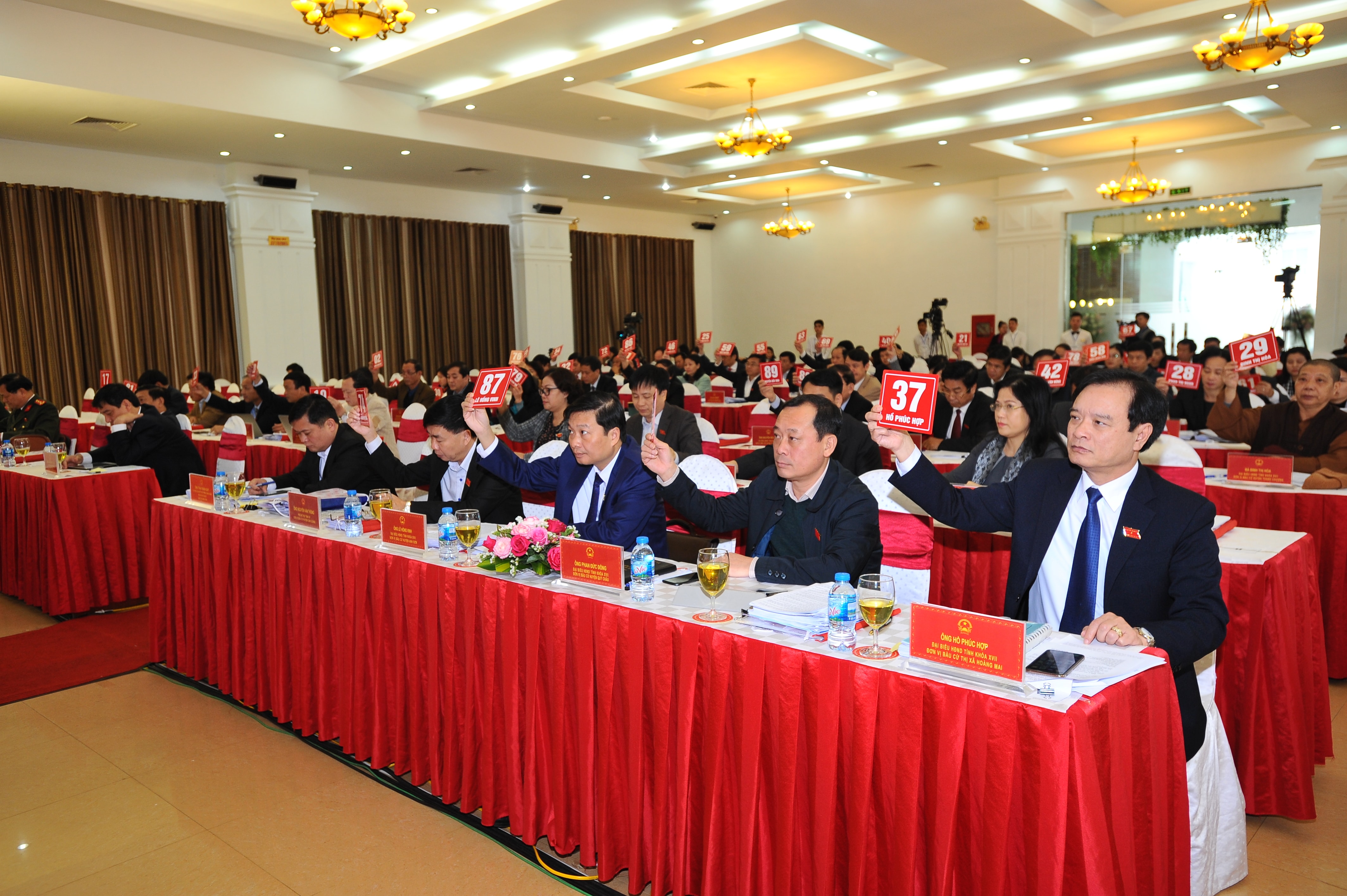Các đại biểu HĐND tỉnh biểu quyết thông qua dự thảo Nghị quyết xác nhận kết quả bầu cử bổ sung chức danh Ủy viên UBND tỉnh đối với ông Dương Văn Chỉnh. Ảnh: Thành Cường