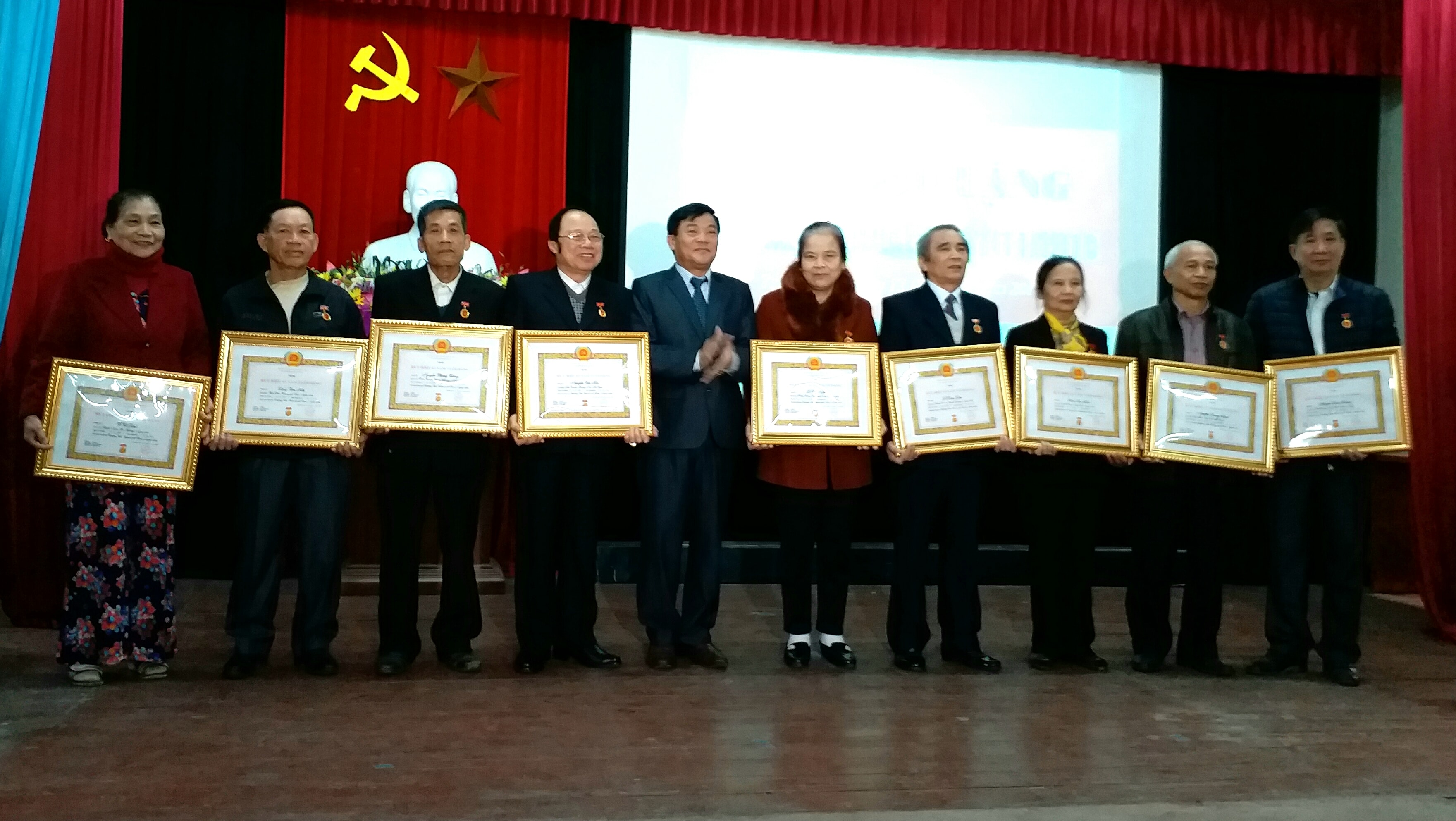 Bí thư thành ủy Vinh Võ Viết Thanh trao tặng Huy hiệu 45 năm tuổi đảng cho Đảng viên phường Trường Thi. Ảnh: Ngân Hà 