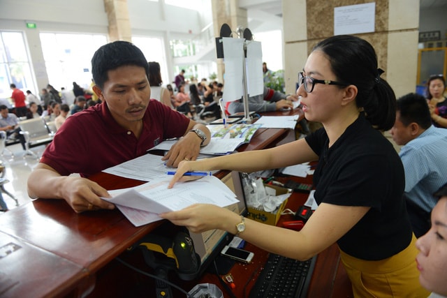 đối với các doanh nghiệp nợ thuế từ 91 ngày trở lên.  Cơ quan thuế sẽ cưỡng chế trích tiền từ tài khoản, phong tỏa tài khoản đối với toàn bộ doanh nghiệp có tiền nợ thuộc diện này.