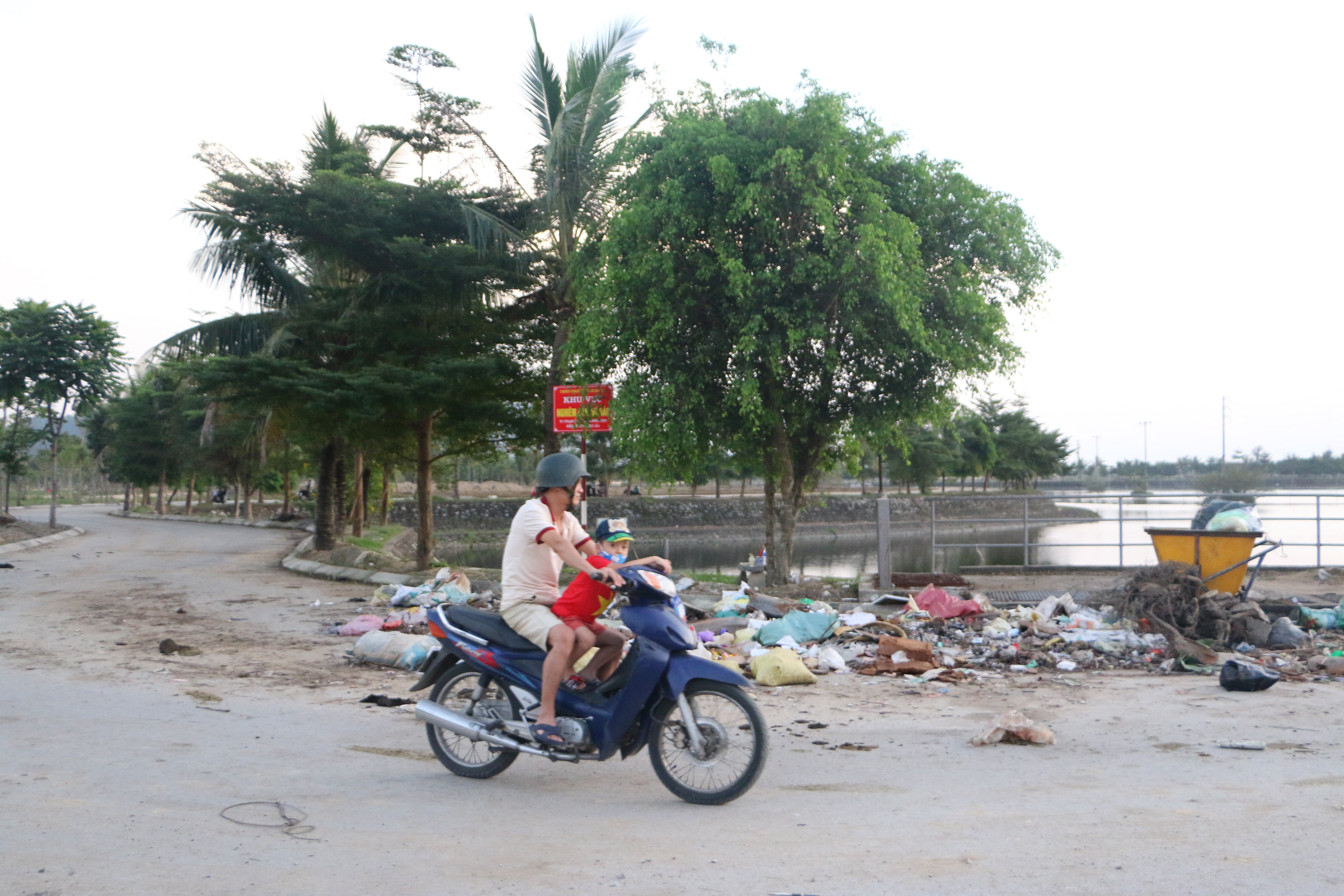 Bãi rác đã khiến cho người dân mỗi khi qua đây đều cảm thấy khó chịu. Ảnh: Quỳnh An.