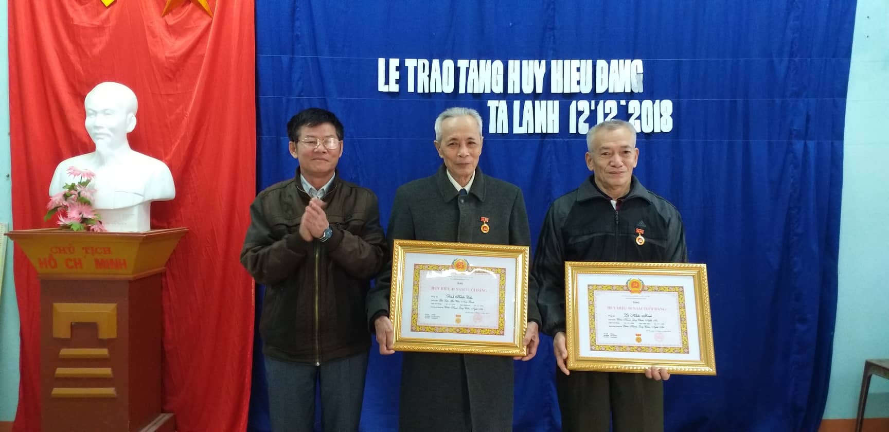 Đại diện lãnh đạo Đảng ủy xã Châu Hạnh trao huy hiệu và giấy khen cho 2 Đảng viên 50,45 năm tuổi Đảng. Ảnh: Lương Nga