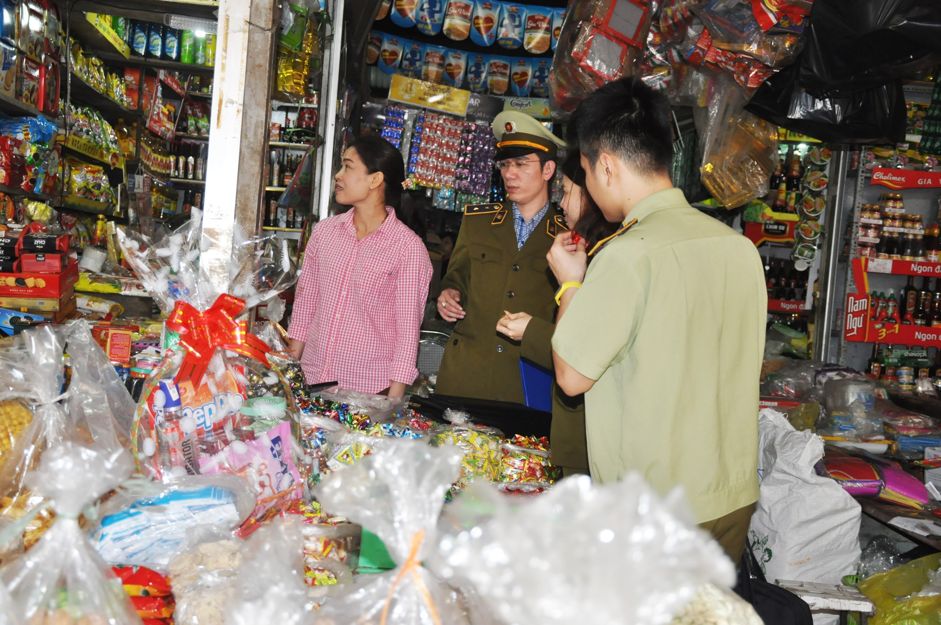 Cán bộ QLTT kiểm tra hàng hóa lưu thông tại thành phố Vinh. Ảnh Việt Phương