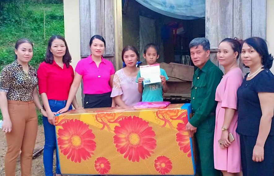 thăm và trao quà cho em Đoàn Văn Tuấn xóm Kỳ Minh xã Kỳ Sơn