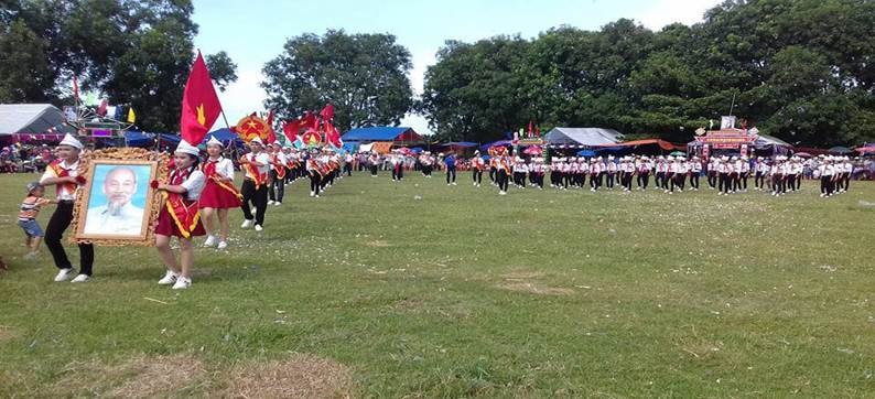 Thiếu niên, nhi đồng Thôn 2 (Bến Đén) tham dự duyệt nghi thức Đội kỷ niệm 73 năm Cách mạng tháng Tám và Quốc khánh 2/9. Ảnh: Thanh Trâm