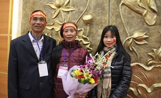 Phương Anh cùng bố mẹ đến đón anh trai từ sân bay trở về trong giải đấu U23 Châu Á năm 2017. Cô nàng đã trở nên xinh xắn và trưởng thành hơn so với những tấm hình chụp cùng anh trai trước đây.