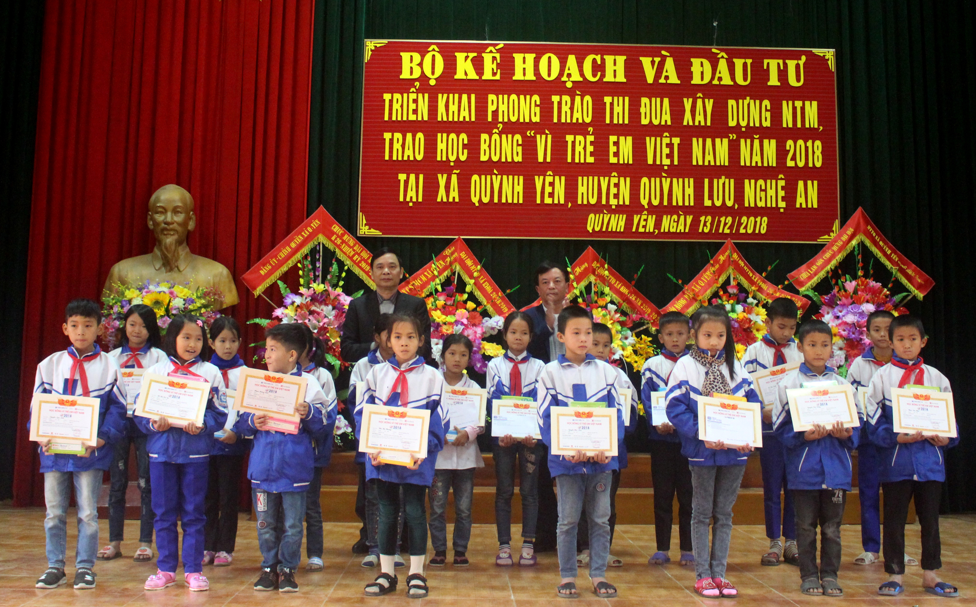 Trao học bổng cho các em học sinh xã Quỳnh Yên, Quỳnh Lưu. Ảnh: 