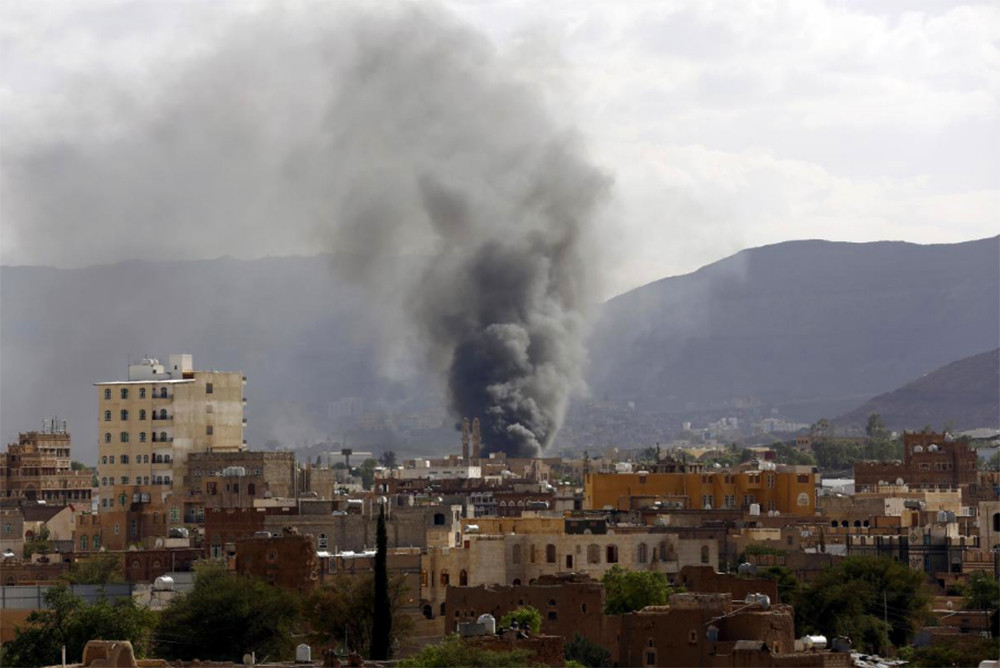 Khói bốc lên từ một căn cứ quân sự sau khi bị tấn công bởi các cuộc không kích do Saudi dẫn đầu ở thủ đô Sanaa của Yemen. Ảnh: Reuters